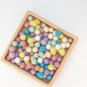 Little Ones: 100 felt balls spring colours