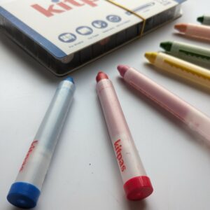 Little ones: 12 pack kitpas crayons with holder